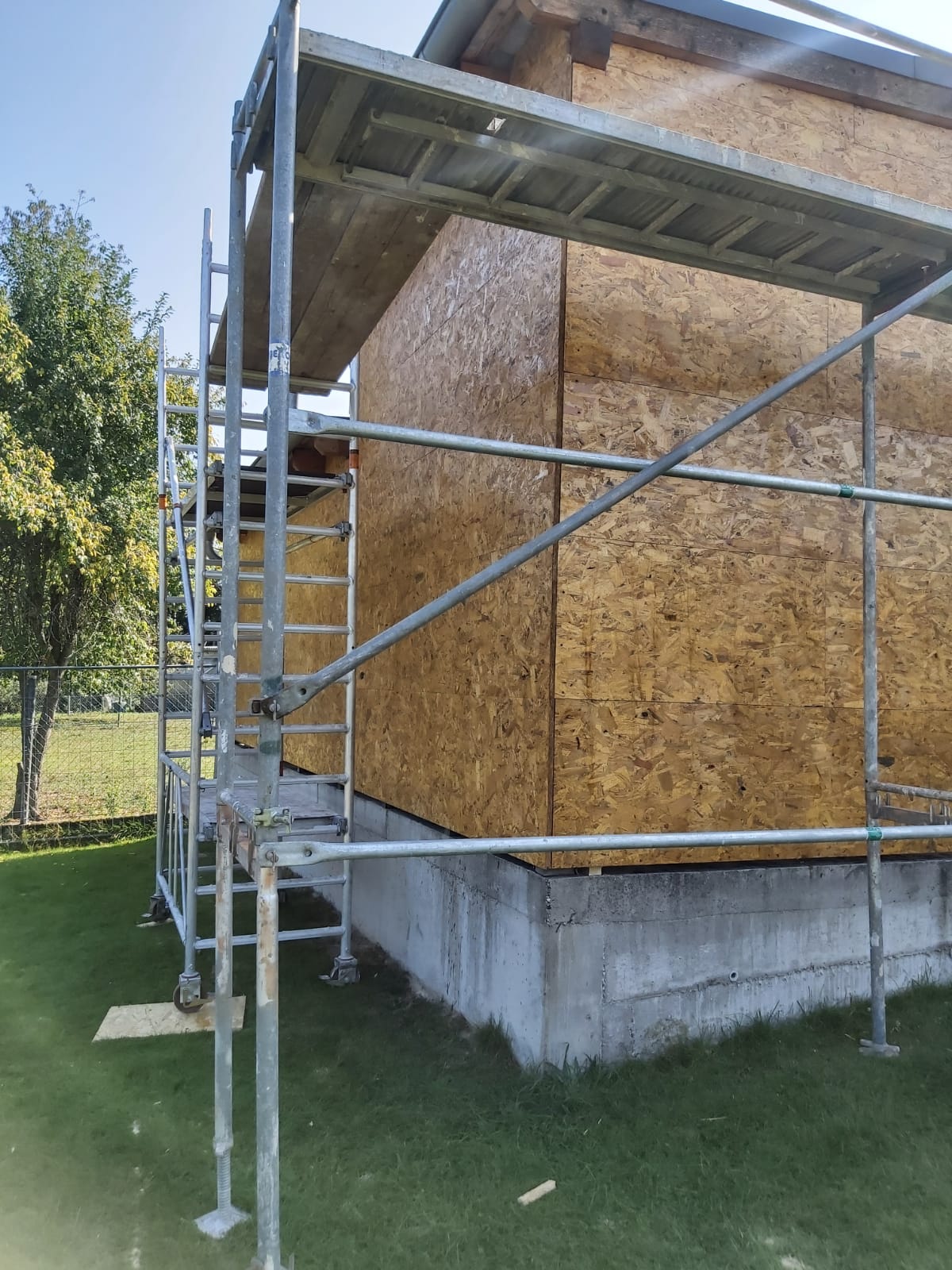 Scaffolding is erected on a house being converted by Guido Breitbach. An extension is being added to the house. Different picture. Same things on the picture