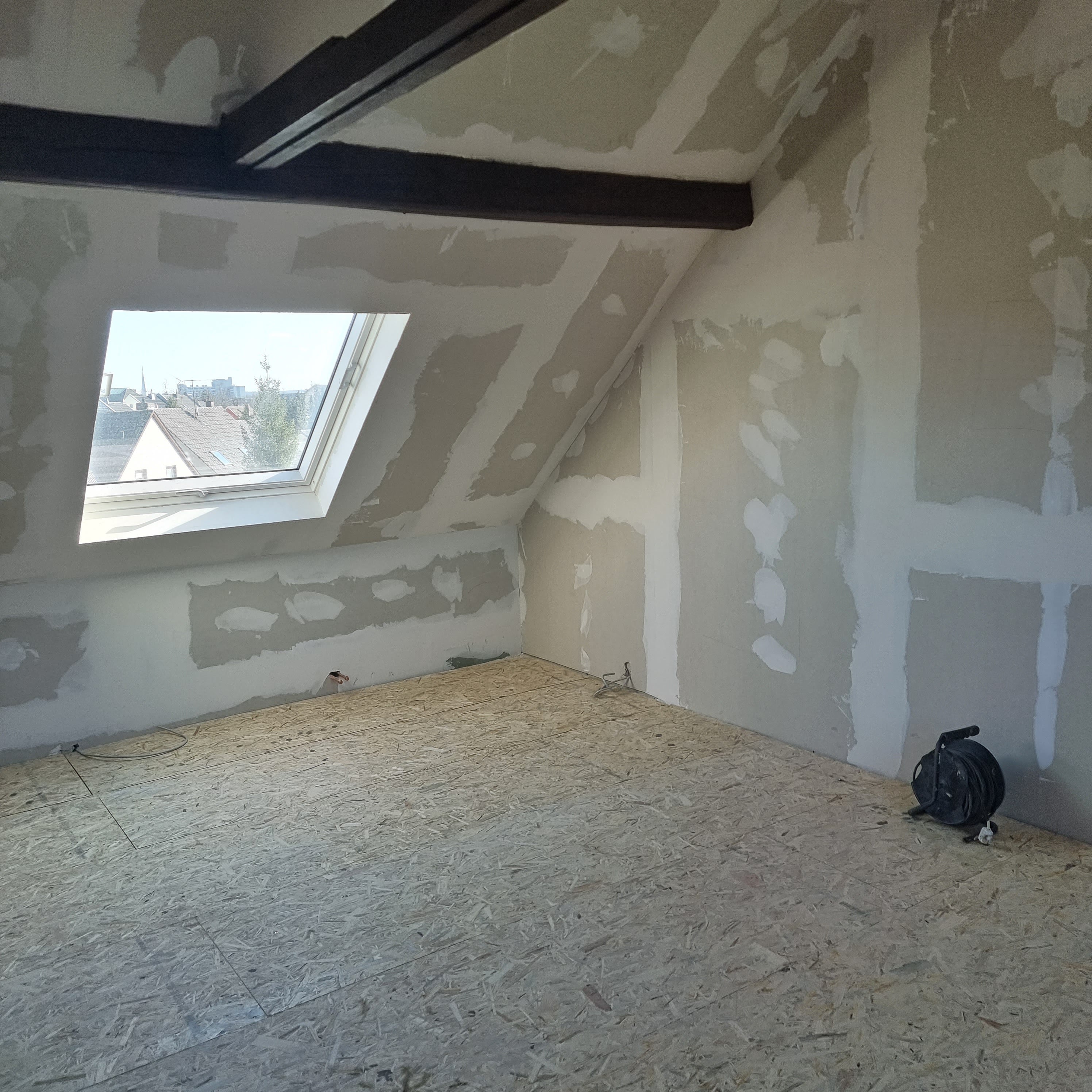 Ein Dachboden im Sanierungsprozess von Guido Breitbach. Walls are almost finished. The Wallpapers are missing.