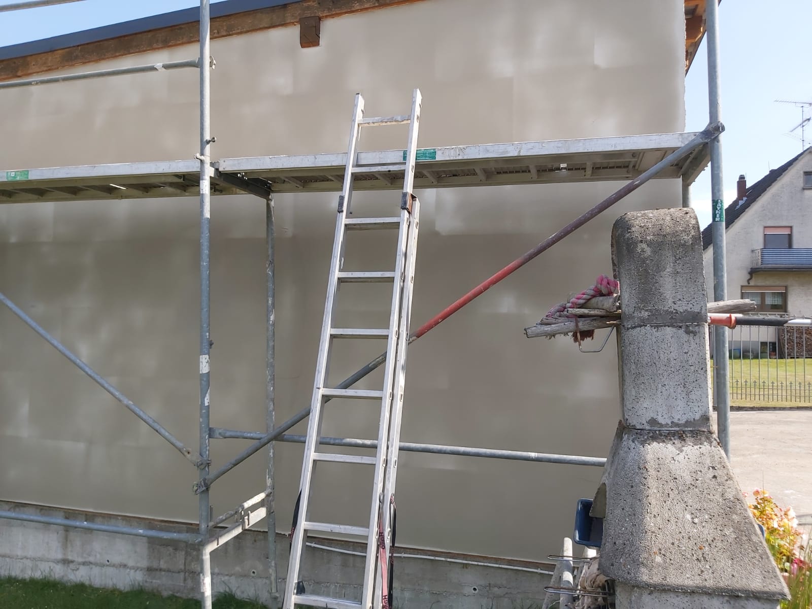 The house was completely remodeled by Guido Breitbach. Grey Wall