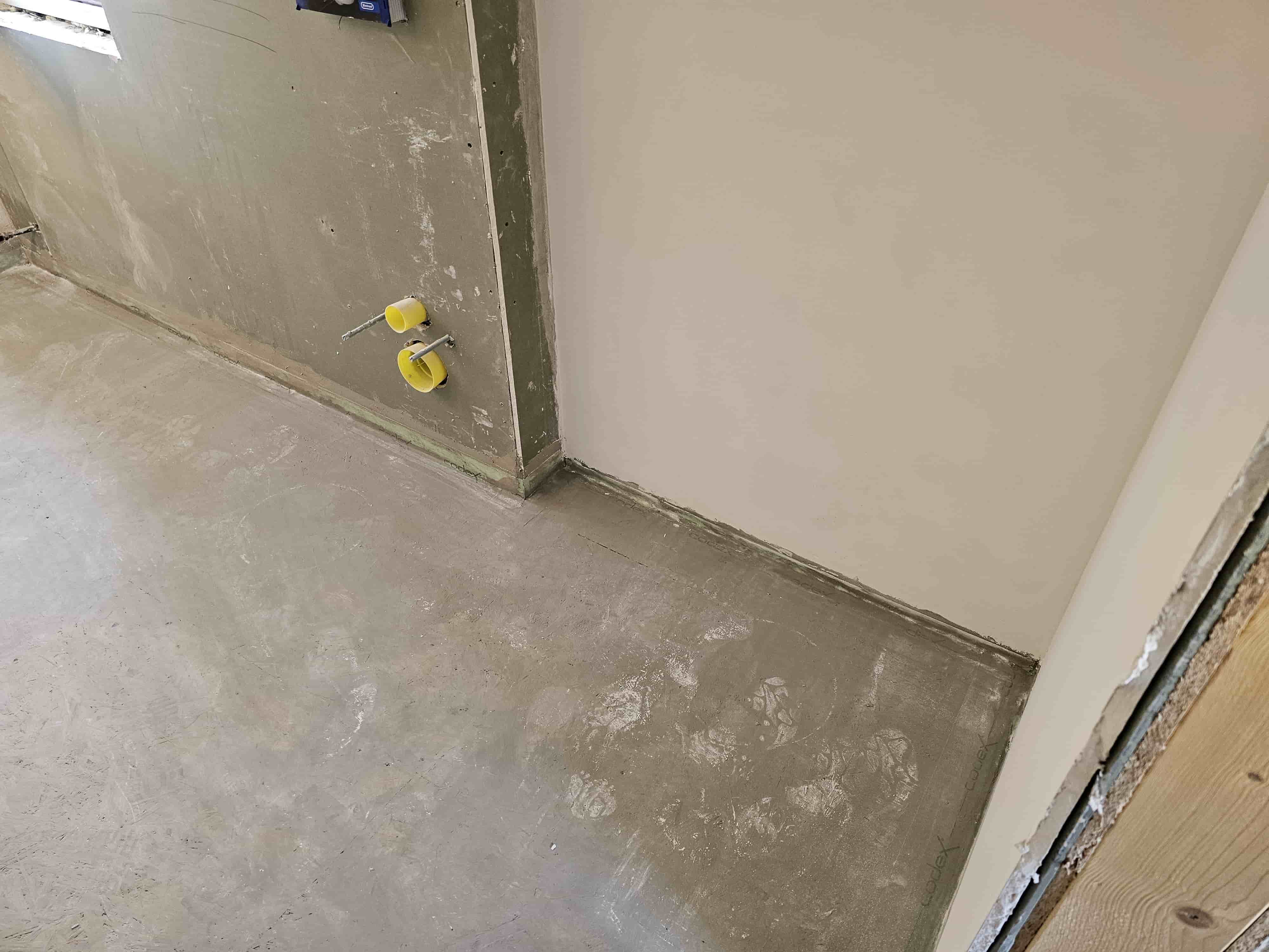 Das Bild soll die ordentliche Arbeit von Guido Breitbach zeigen. Zu sehen ist ein verspachtelter Fußboden und eine Wand.