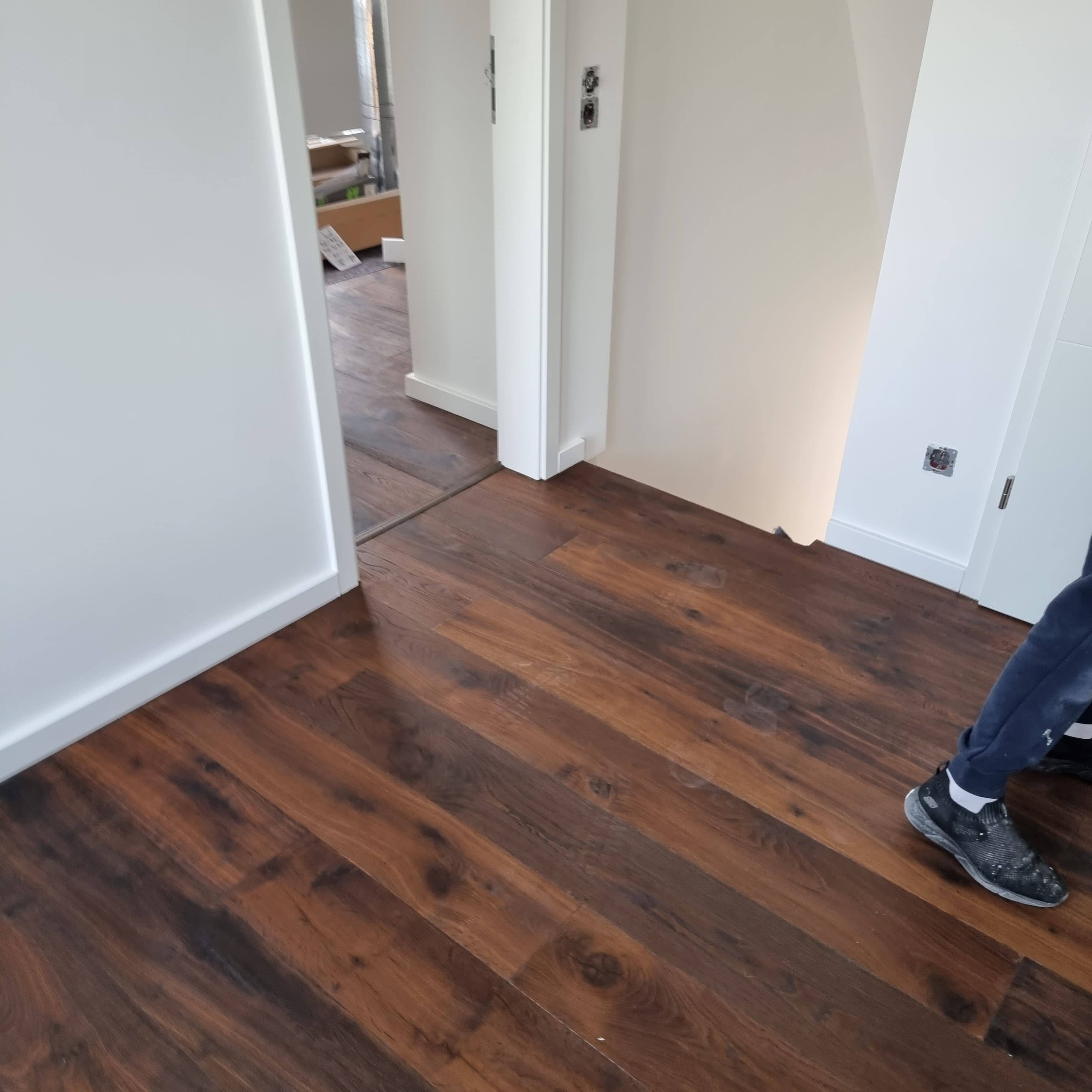 fertiger brauner Fußboden mit Weißen Wänden. Renoviert von Guido Breitbach.