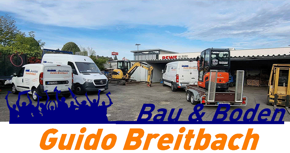 Der Hinterhof von Guido Breitbachs Bau und Boden Firma. Links stehen die Firmenautos. In der Mitte ein gelber Bagger. Rechts daneben ein Sprinter mit Anhänger auf dem ein orangener Bagger ist. Als unterer Rahmen ist der Schriftzug von Guido Breitbach Bau und Boden zu sehen.